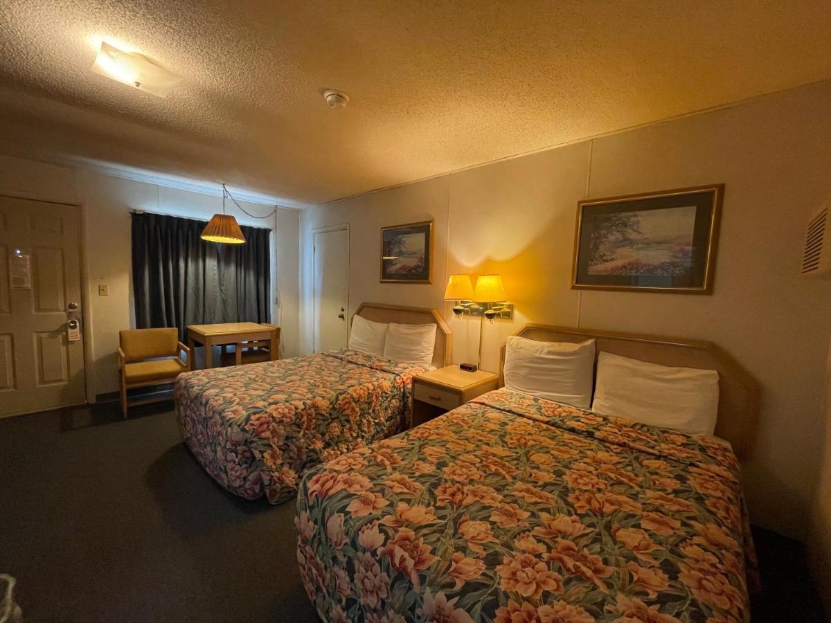Twin Pine Motel Tipton Экстерьер фото